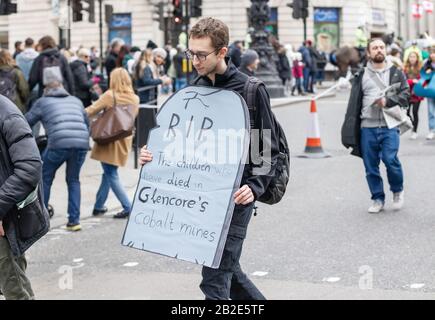 Londra / Regno Unito - Febbraio 22nd 2020 - il protestante maschio ha un segno circa i morti dei bambini nelle miniere di Glencore a una marcia di ribellione di estinzione Foto Stock