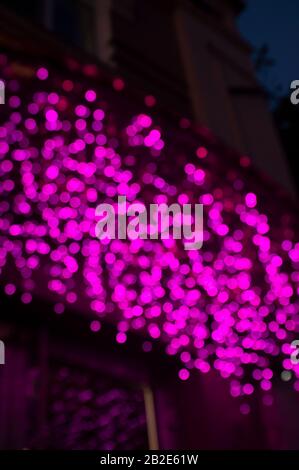 astratto viola bokeh sfondo, illuminazione notturna in luce viola Foto Stock