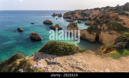 I giovani in una lezione pratica di surf, stare sulle tavole con gli arri. Portogallo Algarve Foto Stock