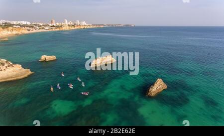 I giovani in una lezione pratica di surf, stare sulle tavole con gli arri. Portogallo Algarve Foto Stock