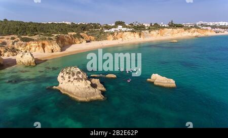 I giovani in una lezione pratica di surf, stare sulle tavole con gli arri. Portogallo Algarve Foto Stock