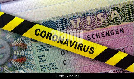 Quarantena del coronavirus in Europa. Concetto. Schengen in passaporto e un nastro giallo di quarantena. I viaggi nell'UE sono colpiti dall'epidemia di virus corona Foto Stock