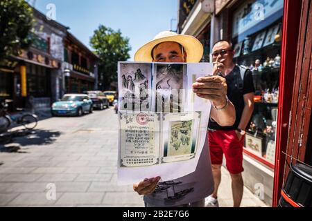 Pechino, СHINA - 01 GIUGNO 2019: Vecchio artista cinese di strada. Foto Stock