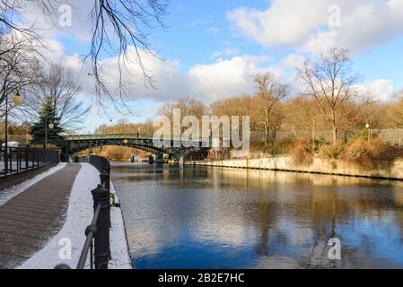 Passerella e parco sul lungofiume lungo il canale Landwehr situato tra Tiergarten e Zoologischer Garten e ponte pedonale, Foto Stock