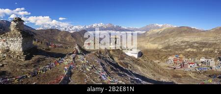 Vista panoramica sul paesaggio del villaggio del Nepal, della valle del Mustang delle vette coperte di neve. Catena montuosa di Dhaulagiri, escursione sul circuito dell'Annapurna, montagna dell'Himalaya Foto Stock