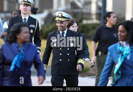 New Haven, Connecticut, Stati Uniti. 2nd Mar, 2020. New Haven, Connecticut - 2 marzo 2020: Vice-ammiraglio generale chirurgo Jerome Adams in campus dopo aver visitato la Yale School of Public Health, discutendo le sue priorità come il Dottore della Nazione, la salute materna e il tasso di mortalità materna, così come COVID-19 e le relative precauzioni che gli Americani possono prendere. Credito: Stan Godlewski/Zuma Wire/Alamy Live News Foto Stock