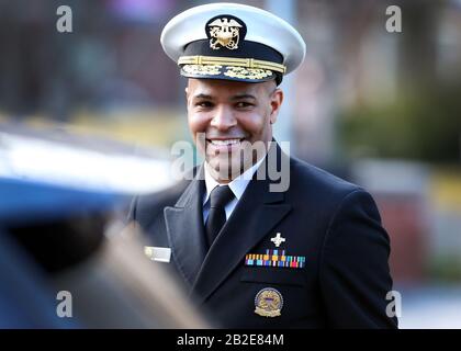 New Haven, Connecticut, Stati Uniti. 2nd Mar, 2020. New Haven, Connecticut - 2 marzo 2020: Vice-ammiraglio generale chirurgo Jerome Adams in campus dopo aver visitato la Yale School of Public Health, discutendo le sue priorità come il Dottore della Nazione, la salute materna e il tasso di mortalità materna, così come COVID-19 e le relative precauzioni che gli Americani possono prendere. Credito: Stan Godlewski/Zuma Wire/Alamy Live News Foto Stock