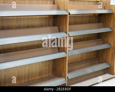 Svuotare gli scaffali dei negozi come le imprese sembrano triste e depresso Foto Stock