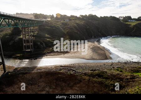 Ponte sopra la gola con ruscello che conduce all'oceano sotto in Albion CA. Foto Stock