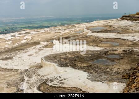 Pamukkale Travertino piscina in Turchia in una mattinata estiva. Foto Stock