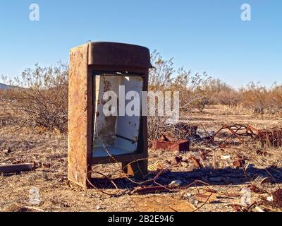 I resti di un frigorifero abbandonato che è stato scaricato nel deserto dell'Arizona così tanto tempo fa che è ora solo un pezzo arrugginito di spazzatura. Situato vicino a Ar Foto Stock