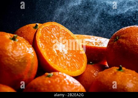 Tangerini con sfondo nero e bella illuminazione Foto Stock