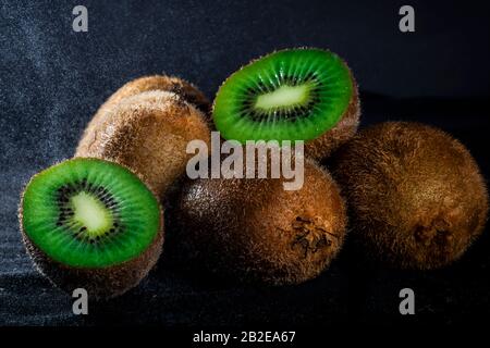 Kiwi con fondo nero e pioggia leggera Foto Stock