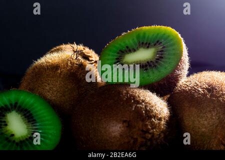 Kiwi con sfondo nero e luce Foto Stock