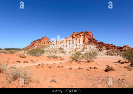 Vista panoramica della Rainbow Valley, un iconico e colorato bluff di arenaria e il suo argine, a sud di Alice Springs, Northern Territory, NT, Australia Foto Stock
