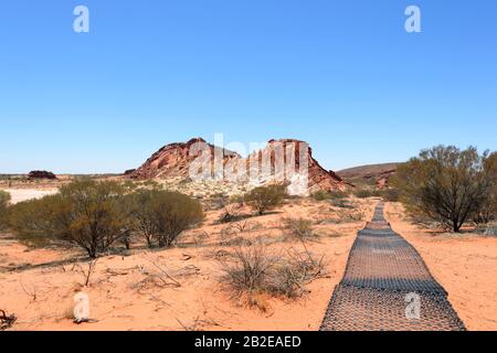 Sentiero a piedi protetto dall'erosione da un tappeto di plastica, Rainbow Valley Conservation Reserve, a sud di Alice Springs, Northern Territory, NT, Australia Foto Stock