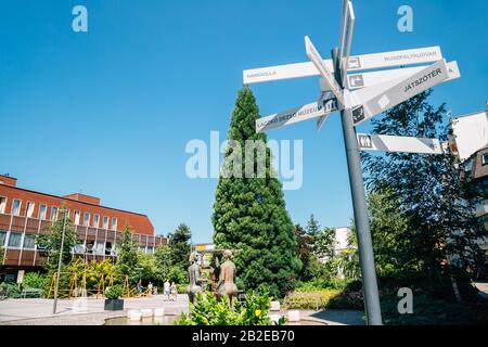 Veszprem, Ungheria - 28 giugno 2019 : Via Kossuth Lajos attrazioni turistiche freccia direzione segno Foto Stock