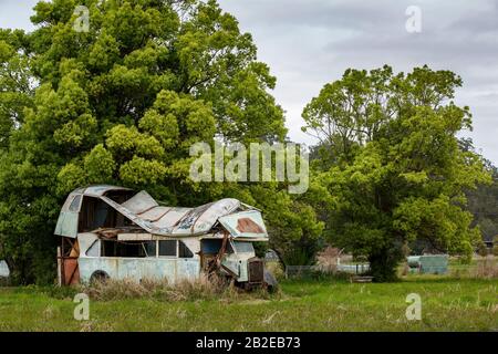 autobus o camion arrugginiti e abbandonati con gravi danni al tetto Foto Stock