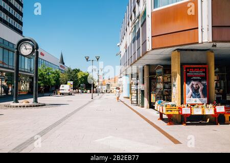 Veszprem, Ungheria - 28 giugno 2019 : via dello shopping Kossuth Lajos Foto Stock