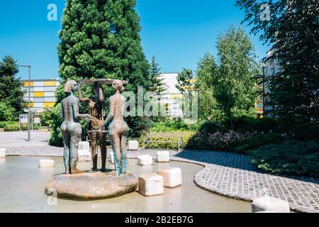 Veszprem, Ungheria - 28 giugno 2019 : sculture di fontane di via Kossuth Lajos Foto Stock