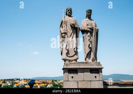 Veszprem, Ungheria - 28 giugno 2019 : Statua del Re Stefano I. e Regina Gisela sulla collina del Castello Foto Stock