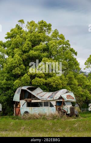 autobus o camion arrugginiti e abbandonati con gravi danni al tetto Foto Stock