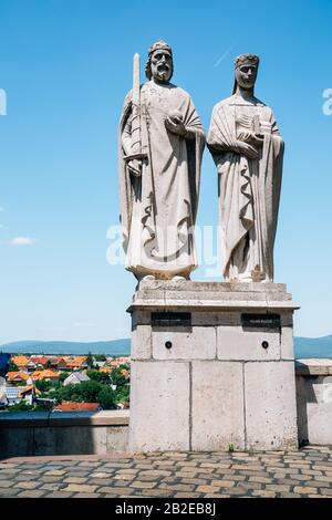 Veszprem, Ungheria - 28 giugno 2019 : Statua del Re Stefano I. e Regina Gisela sulla collina del Castello Foto Stock