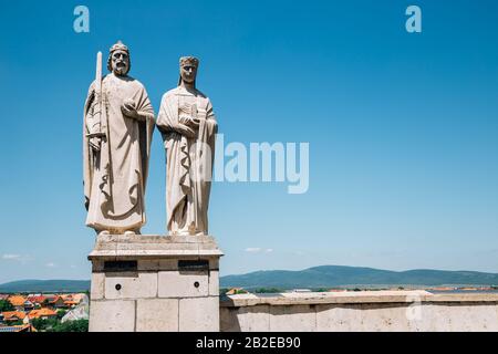 Veszprem, Ungheria - 28 giugno 2019 : Statua del Re Stefano I. e Regina Gisela sulla collina del Castello Foto Stock
