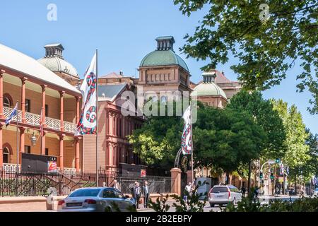 Sydney, Australia - 11 dicembre 2009: Macquarie Street con Guard House of NSW Parliament seguito dalle torri del Sydney Hospital. Street scene di spirito Foto Stock