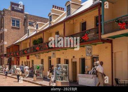 Sydney, Australia - 11 dicembre 2009: Case storiche gialle ora convertite in piccoli negozi artigianali e bistrot nella via Playfair di quartiere Rocks Foto Stock