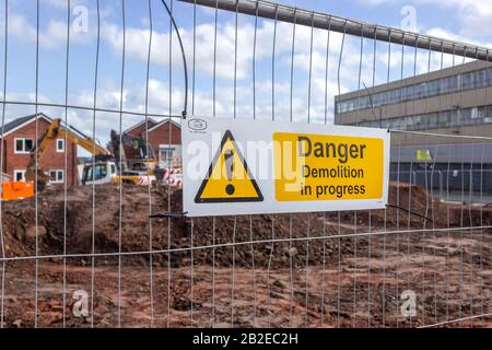 Segnale di avvertimento per la demolizione in corso, sviluppo di alloggi su Wavertree Road e Marmaduke Street, Liverpool Foto Stock