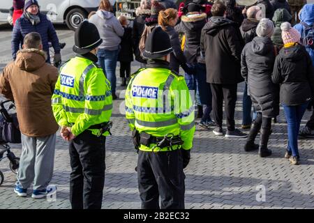 Ufficiali di polizia in servizio all'esercito e all'evento della marina sul lungomare di Liverpool Foto Stock