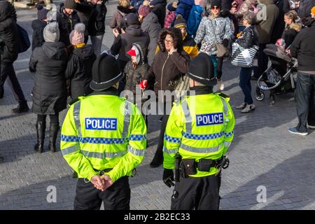 Ufficiali di polizia in occasione di un evento militare e navale (visita HMS Prince of Wales) sul lungomare di Liverpool Foto Stock