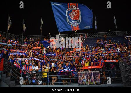 I fan di Port FC rallegrano durante la partita della Thai League 2020 tra Buriram United e Port FC al Buriram Stadium.(Punteggio finale; Buriram United 1:1 Port FC) Foto Stock