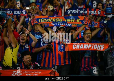 I fan di Port FC rallegrano durante la partita della Thai League 2020 tra Buriram United e Port FC al Buriram Stadium.(Punteggio finale; Buriram United 1:1 Port FC) Foto Stock