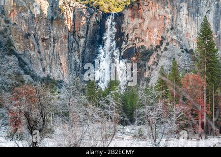 Splendida vista dalla Valle del Parco Nazionale di Yosemite Winter Wonderland con la Cascata di Bridalveil e El Capitan nel dicembre 2019, California, Unite Foto Stock