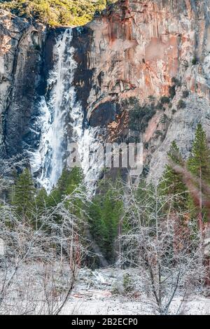 Splendida vista dalla Valle del Parco Nazionale di Yosemite Winter Wonderland con la Cascata di Bridalveil e El Capitan nel dicembre 2019, California, Unite Foto Stock