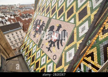 Il tetto in piastrelle dipinto della Cattedrale di Santo Stefano nel centro di Vienna, Austria Foto Stock