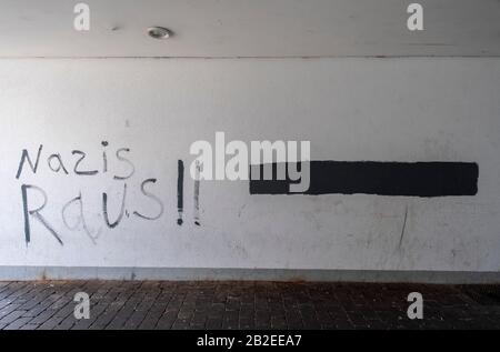 Hanau, Germania. 01st Mar, 2020. 'Nazis out!!' è scritto su un muro vicino alla scena del crimine a Kesselstadt. L'indirizzo Internet del responsabile Tobias R. era stato scritto sotto la barra nera accanto ad esso prima dell'attacco. Dopo il crimine, questa scritta è stata dipinta sopra. (a dpa 'Hanau e La Paura Di Dimenticare') credito: Boris Roessler/dpa/Alamy Live News Foto Stock