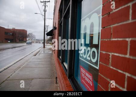 I segni e i messaggi della campagna sono collocati nelle finestre presso l'ufficio della campagna di Mike Bloomberg a Knoxville.Tennessee, il rappresentante della stampa Holly McFaul ha dichiarato che il sito è stato precedentemente il sito di vandalismo, e che la campagna è preoccupata per la sicurezza dei suoi lavoratori e volontari. McFaul ha negato l'accesso alla fotografia all'interno dell'ufficio sul campo a causa di problemi di sicurezza. Foto Stock