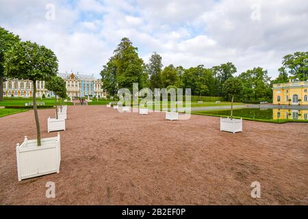 I giardini e i giardini curati e il Palazzo al Palazzo di Caterina fuori San Pietroburgo, Russia. Foto Stock