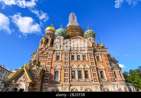 La facciata posteriore ornata e colorata della Chiesa del nostro Salvatore sul sangue versato a San Pietroburgo, Russia. Foto Stock