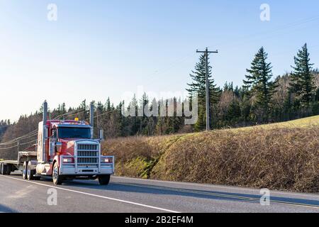 Trasporto industriale carro grande rosso semi-camion diesel con grande griglia di protezione trasporto vuoto gradino giù semi-rimorchio per trasportare carichi sovradimensionati RU Foto Stock