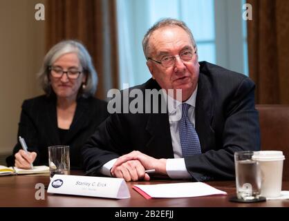 Stanley Erck, presidente e CEO di Novavax, parla mentre incontra un incontro tenuto dal presidente Donald Trump con la Coronavirus Task Force e altri dirigenti farmaceutici, alla Casa Bianca di Washington, DC il 2 marzo 2020. Credito: Kevin Dietsch/Pool via CNP /MediaPunch Foto Stock