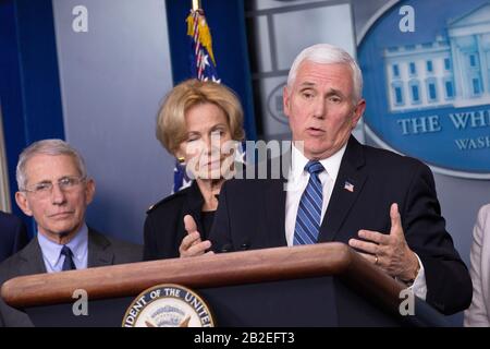 Da sinistra a destra: Anthony Fauci, capo dell'Istituto Nazionale di allergie e Malattie Infettive, ambasciatore Dr. Deborah Burke, E il Vice Presidente degli Stati Uniti Mike Pence parla con i membri dei media durante una conferenza stampa nella Sala stampa Briefing della Casa Bianca di James S. Brady a Washington, DC, Stati Uniti, lunedì 2 marzo 2020. Credito: Stefani Reynolds/CNP /MediaPunch Foto Stock