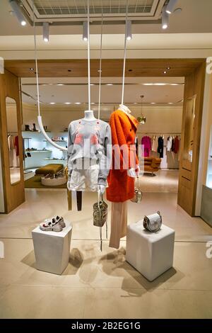 Hong KONG, CINA - CIRCA GENNAIO 2019: Interno girato del negozio Chloe al centro commerciale ifc di Hong Kong. Chloe è una casa francese di moda di lusso. Foto Stock