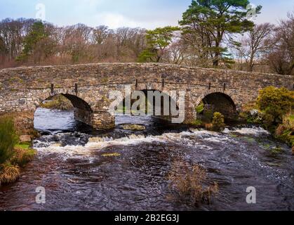 Un ponte Clapper del 13th Secolo e un ponte di grado II nelle vicinanze, costruito nella 1780s, segnano il centro di Postbridge Foto Stock