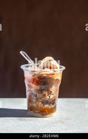 Gustosa tazza di torta con chicchi di caffè su sfondo marmoreo Foto Stock