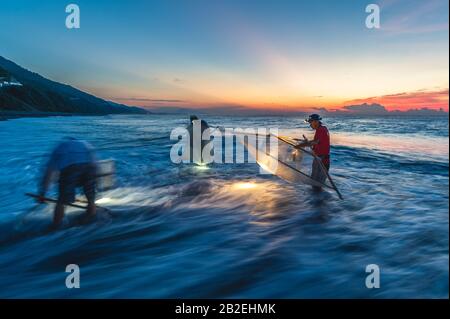 Taitung, Taiwan - 31 luglio 2016: Metodo tradizionale per catturare il pesce con rete di pesca triangolare alla foce del fiume jinlun, taitung, taiwan. Foto Stock