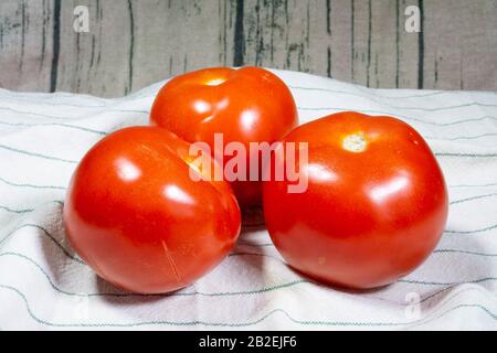 Tomatos fresco su un tovagliolo di kiytchen Foto Stock